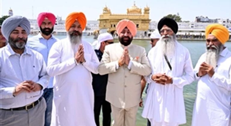 उत्तराखंड के गवर्नर एस. गुरमीत सिंह ने श्री दरबार साहिब में की पूजा, गोल्डन मॉडल से सम्मानित किया गया