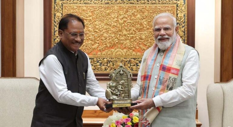 छत्तीसगढ़ के प्रभु श्रीराम के आदर्शों पर आधारित कलाकृति, सीएम साय ने प्रधानमंत्री मोदी को दी बेल मेटल निर्मित ‘माता कौशल्या के राम’