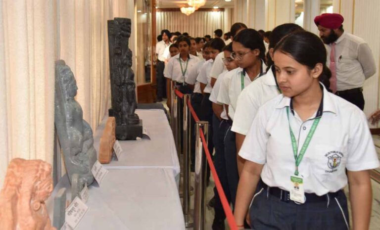 लोकभवन में धमतरी के छात्रों का अनुभव समृद्ध, राज्यपाल रमेन डेका से मिले