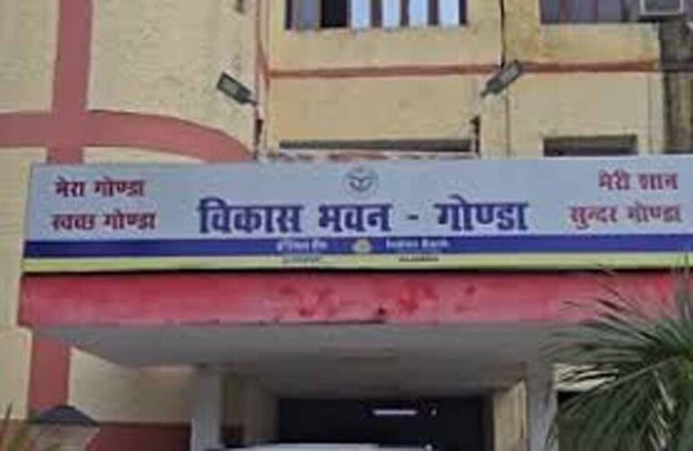 गोंडा में पंचायत भवनों की सुस्त व्यवस्था पर सख्ती, काम नहीं तो रुकेगा वेतन