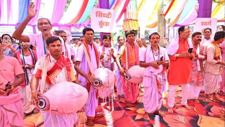 भक्ति में लीन दिखे मुख्यमंत्री विष्णुदेव साय, हरिनाम संकीर्तन यज्ञ और पूजा में हुए शामिल