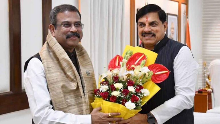 CM यादव और केंद्रीय शिक्षा मंत्री धर्मेंद्र प्रधान की मुलाकात, महाकाल की प्रतिकृति बनी आकर्षण का केंद्र