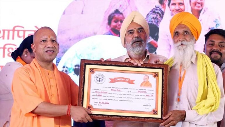 मुख्यमंत्री के हाथों योजनाओं के हितग्राहियों को मिली बड़ी सौगात, चाबी से लेकर सम्मान तक किया वितरण