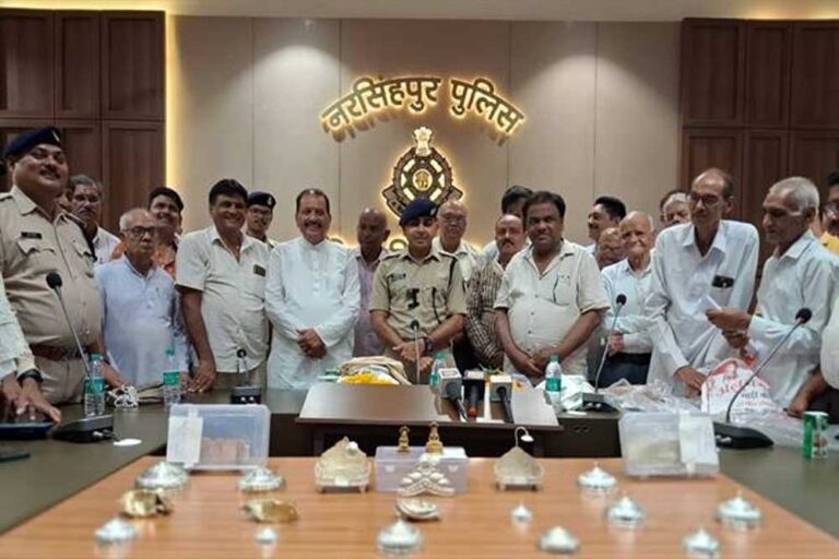 5 सदस्यीय चोर गिरोह गिरफ्तार चोरी गए चांदी के छत्र, मुकुट एवं अन्य सामग्री जब्त